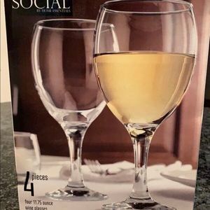 NWT Set of 4 Wine Glasses